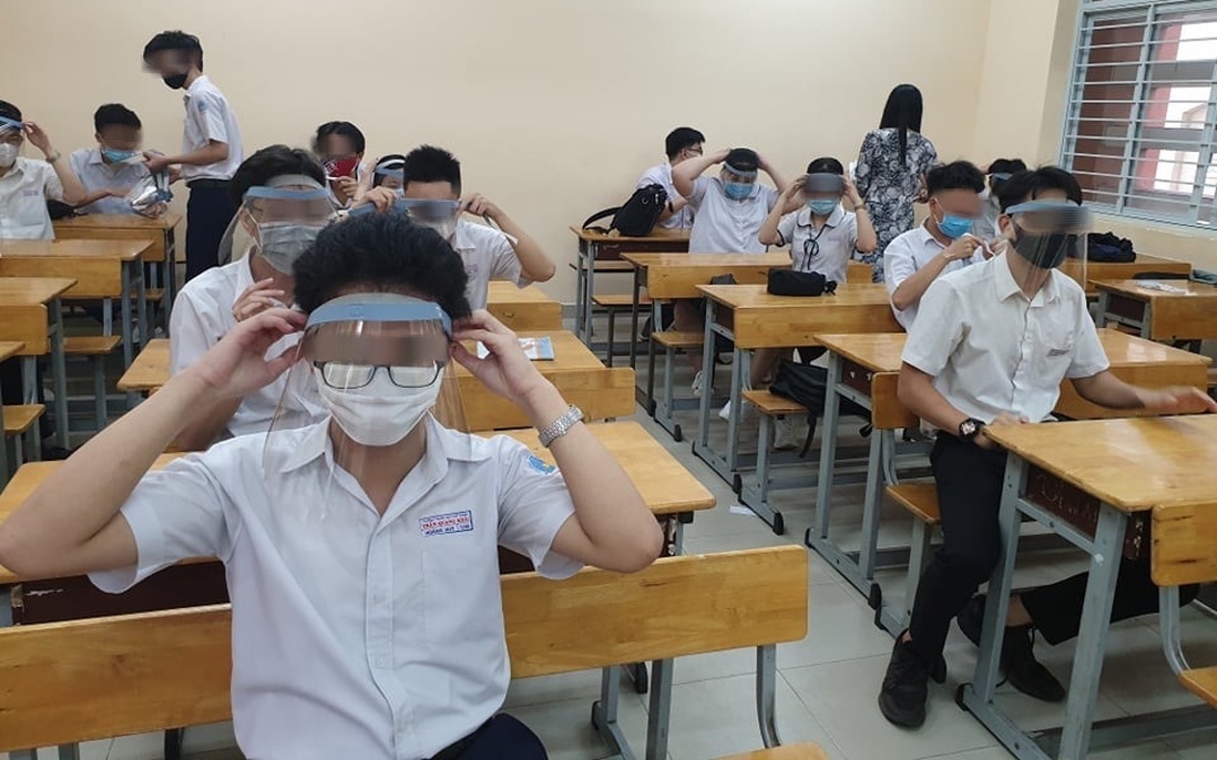 Nguy cơ cận thị, mỏi mắt ở trẻ khi phải đeo mũ chắn giọt bắn trong lớp học