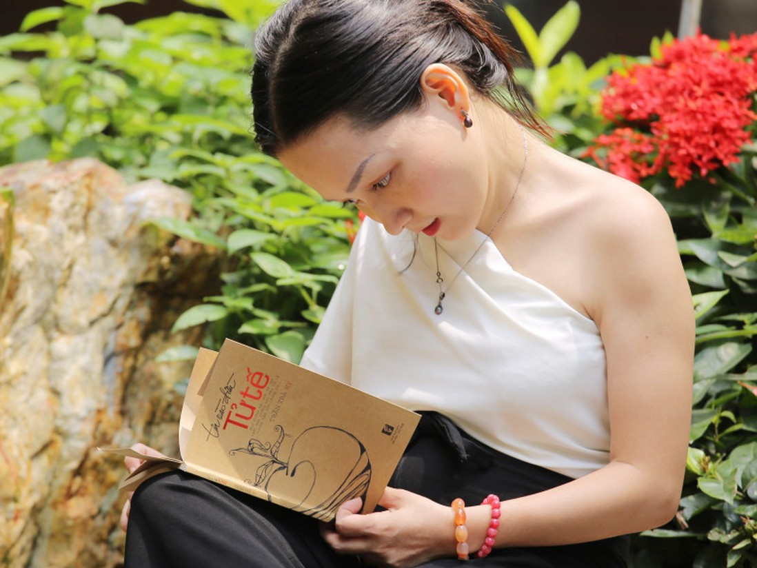 "Tin vào điều tử tế": Tác phẩm của cô gái viết bằng 1 ngón tay