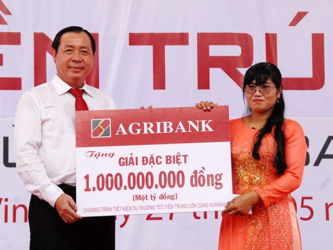 Nữ khách hàng ở Trà Vinh trúng sổ Tiết kiệm Agribank 1 tỷ đồng