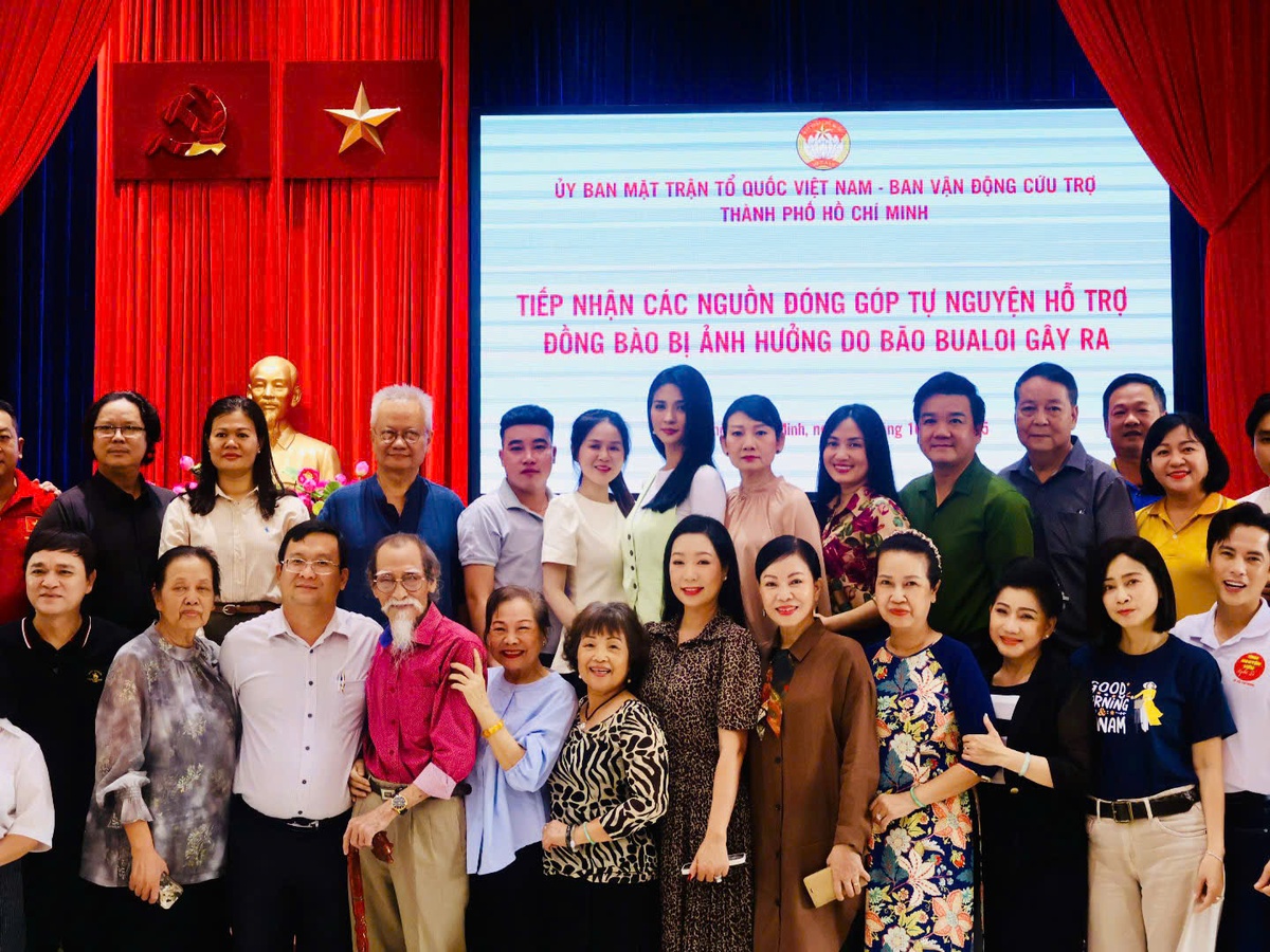 Văn nghệ sĩ TPHCM cùng góp mặt tại Uỷ ban MTTQ Việt Nam TPHCM để ủng hộ đồng bào bị ảnh hưởng do bão lũ. Ảnh: Hồ Lam