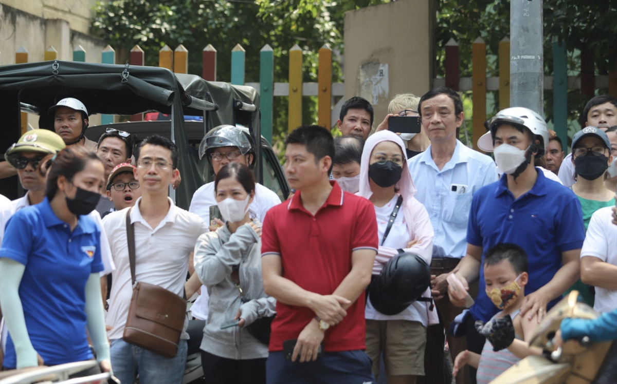 Tỷ lệ trúng lớp 10 công lập thấp, phụ huynh chọn trường xa nhà để con tăng cơ hội đỗ- Ảnh 1.