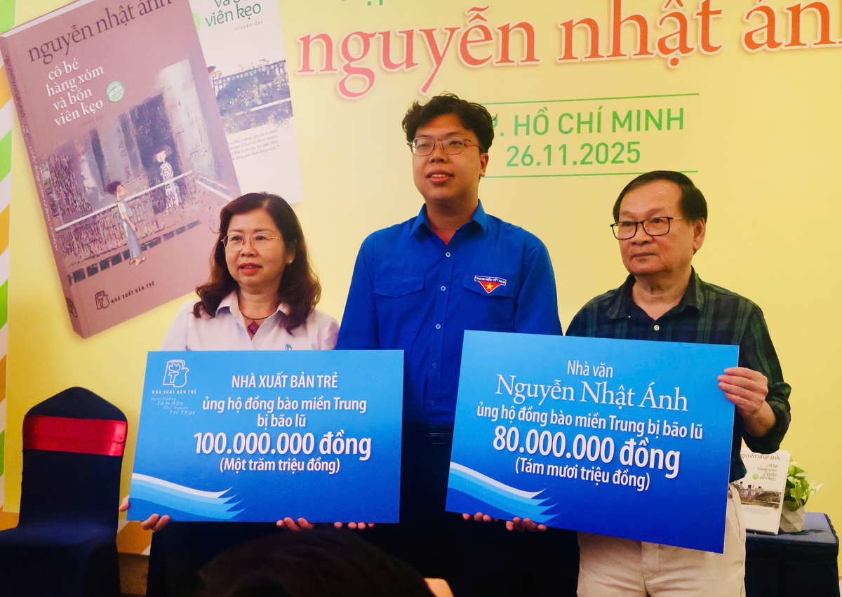 Nhà văn Nguyễn Nhật Ánh trích 80 triệu đồng tiền nhuận bút và Nhà xuất bản Trẻ trích 100 triệu đồng ủng hộ đồng bào chịu ảnh hưởng bởi bão lũ miền Trung. Ảnh: Hồ Lam Nhà văn Nguyễn Nhật Ánh trích 80 triệu đồng tiền nhuận bút và Nhà xuất bản Trẻ trích 100 triệu đồng ủng hộ đồng bào chịu ảnh hưởng bởi bão lũ miền Trung. Ảnh: Hồ Lam
