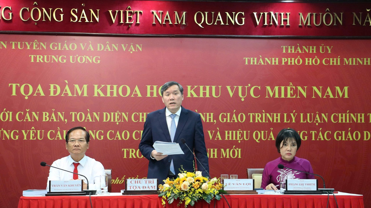 Đồng chủ trì tọa đàm gồm Giáo sư, Tiến sĩ Trần Văn Lợi  - Chủ tịch Viện Hàn lâm Khoa học Xã hội Nhân văn Việt Nam; Đồng chí Trần Văn Khuyên - Phó Trưởng Ban Tuyên giáo và Dân vận Thành ủy TP.HCM và Tiến sĩ Phạm Thị Thiểm - Phó Vụ trưởng Vụ Lý luận Chính trị, Ban Tuyên giáo và Dân vận Trung ương