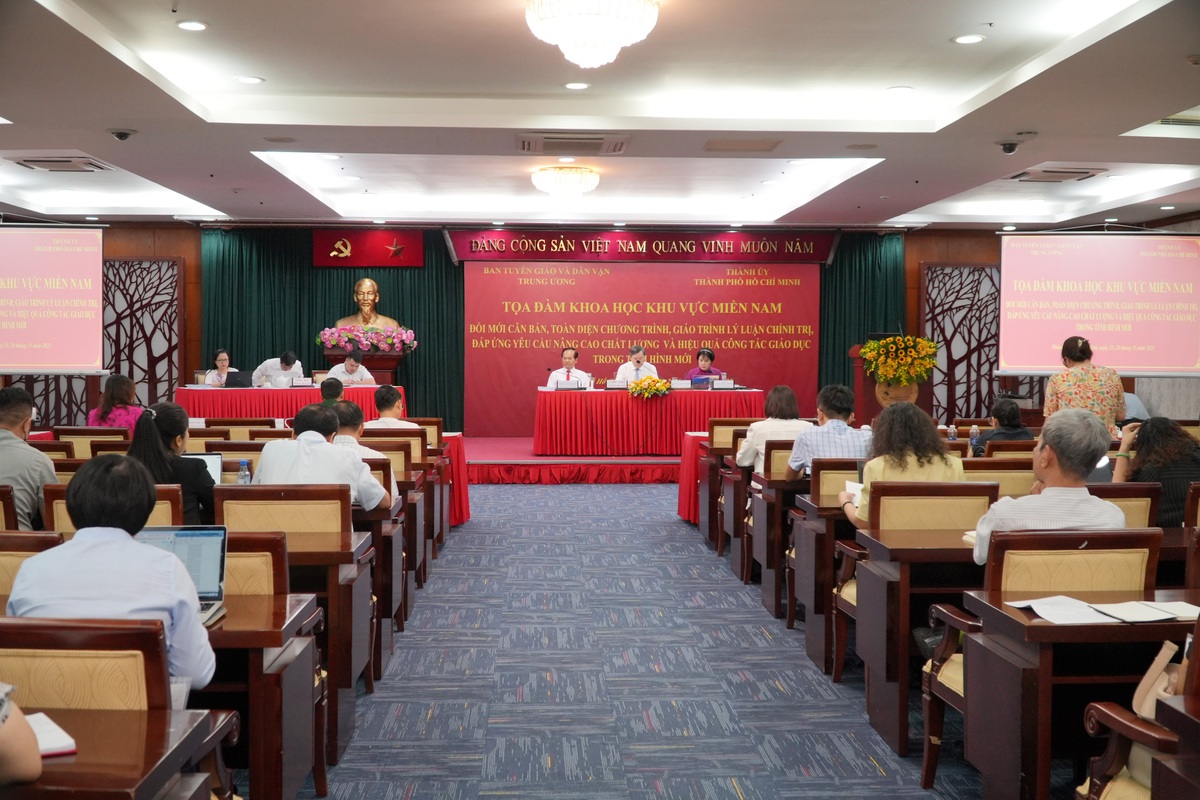 Tọa đàm quy tụ khoảng 500 đại biểu là lãnh đạo các sở, ban, ngành, cùng các giảng viên trực tiếp giảng dạy 5 môn lý luận chính trị của gần 100 trường đại học và cao đẳng trên địa bàn TPHCM