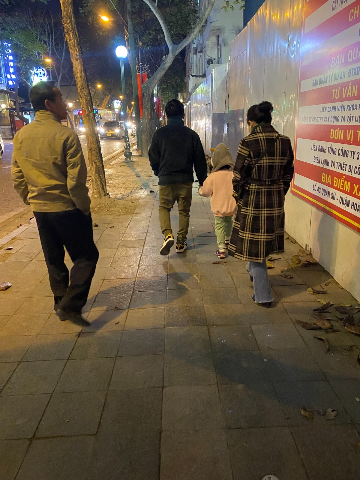 Gặp lại cô bé bị cha ruột giấu đi- Ảnh 2.