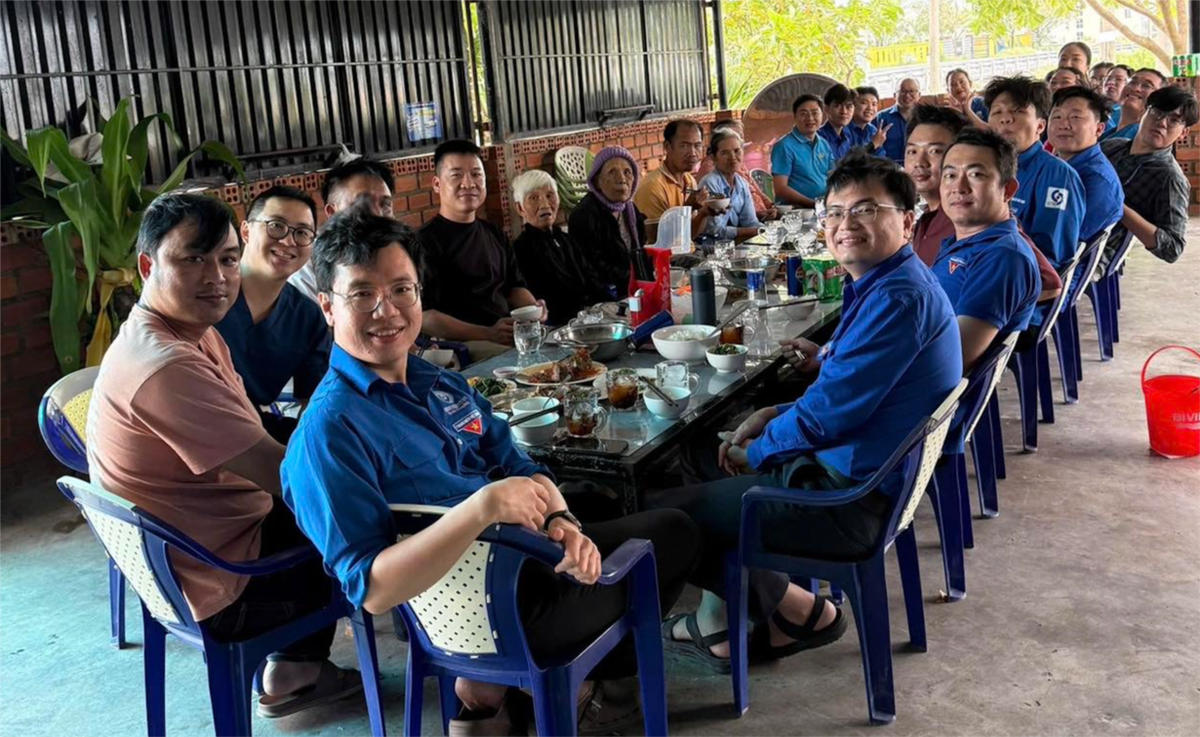 Y, bác sĩ về khám bệnh ở vũng lũ, mua gạo tặng và mời bà con ăn cơm- Ảnh 4. Y, bác sĩ về khám bệnh ở vũng lũ, mua gạo tặng và mời bà con ăn cơm- Ảnh 4.