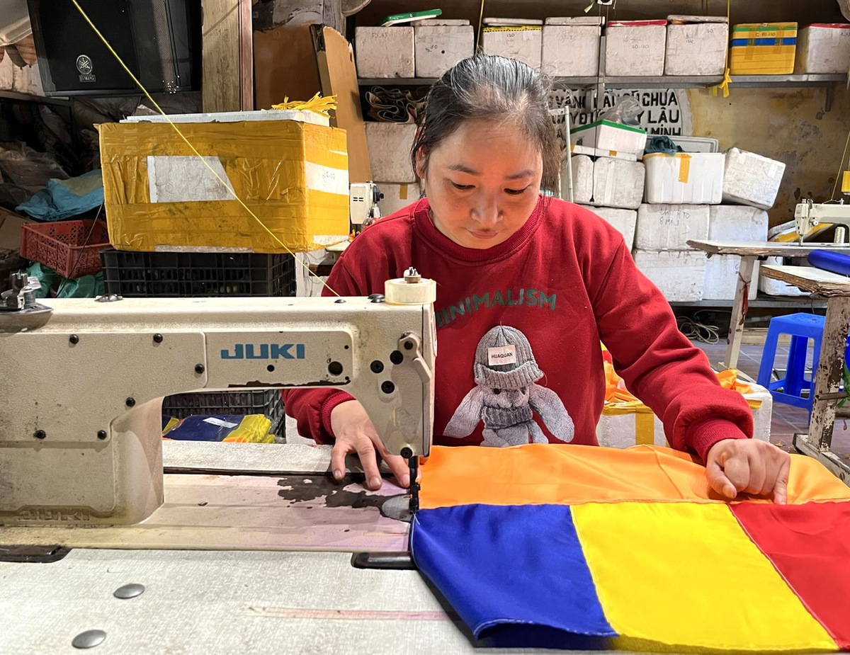 Người thầy may cờ thắp niềm tin cho những người thợ khuyết tật- Ảnh 3.