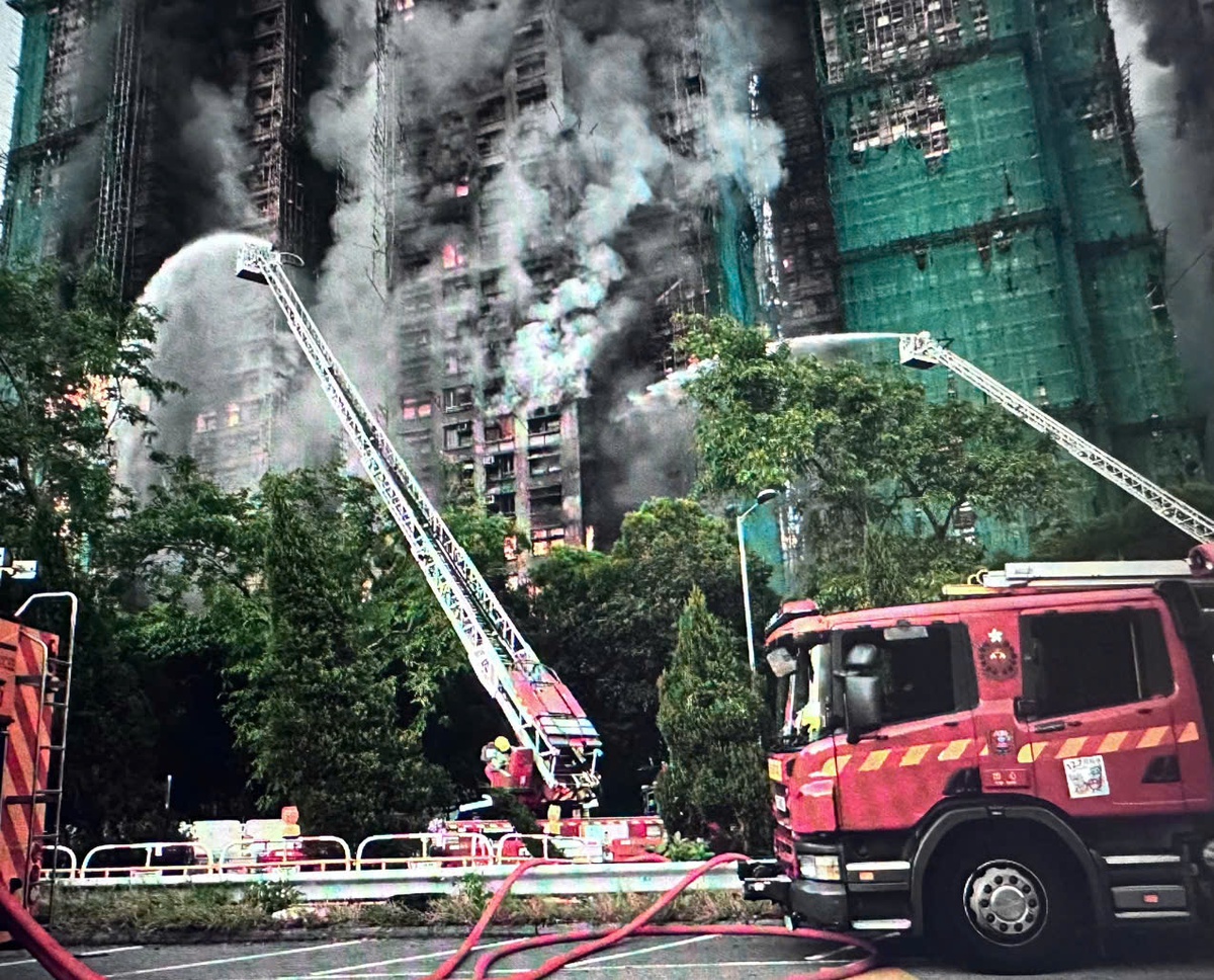 Vụ cháy chung cư tại Hồng Kông: Ít nhất 44 người tử vong, hàng trăm người mất tích- Ảnh 1.