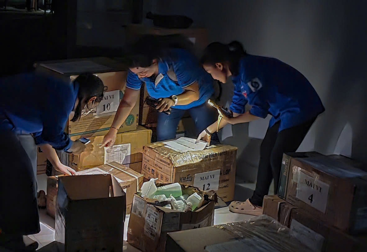 Y, bác sĩ về khám bệnh ở vũng lũ, mua gạo tặng và mời bà con ăn cơm- Ảnh 8. Y, bác sĩ về khám bệnh ở vũng lũ, mua gạo tặng và mời bà con ăn cơm- Ảnh 8.