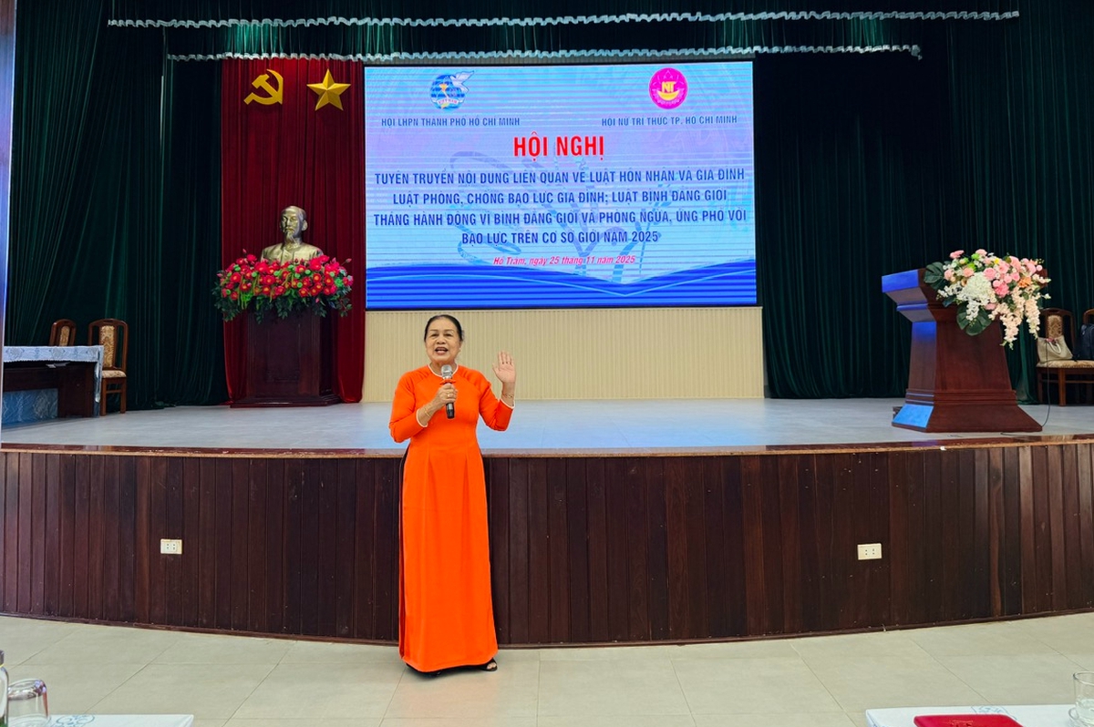 TPHCM: Gần 300 phụ nữ, trẻ em được giải đáp thông tin pháp luật về bạo lực gia đình và bình đẳng giới- Ảnh 1.