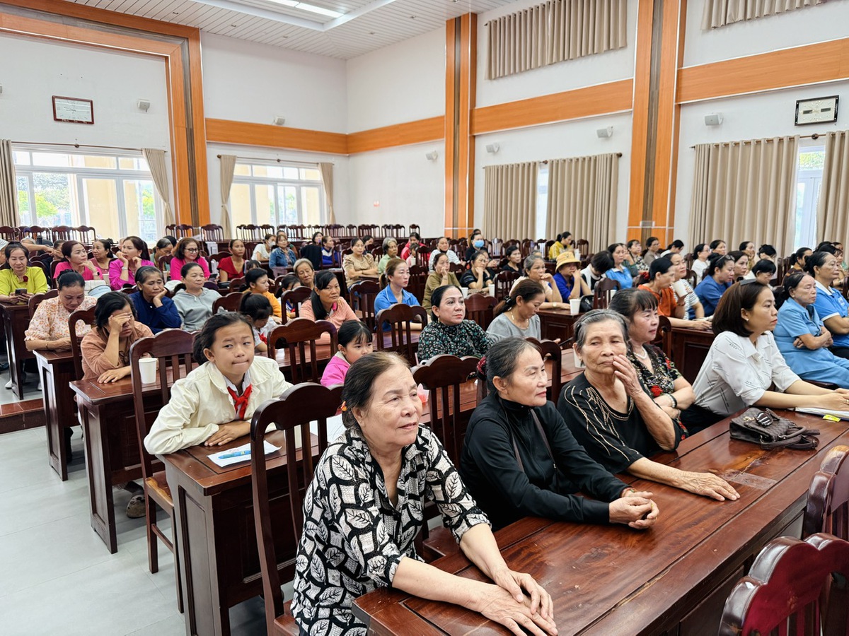 TPHCM: Gần 300 phụ nữ, trẻ em được giải đáp thông tin pháp luật về bạo lực gia đình và bình đẳng giới- Ảnh 2.