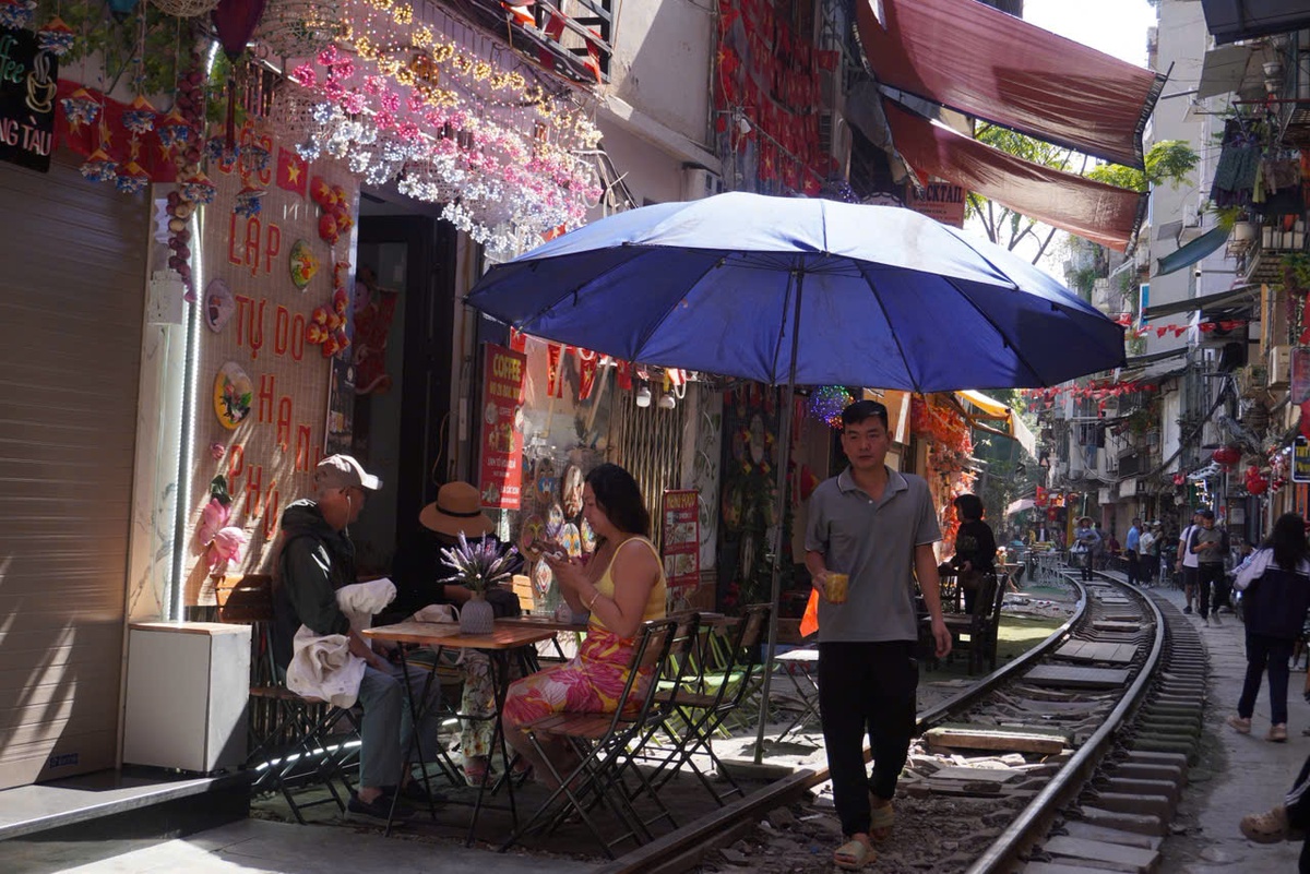 "Cà phê đường tàu" Hà Nội lộn xộn trở lại chỉ sau 48 giờ cơ quan chức năng ra quân xử lý- Ảnh 1.