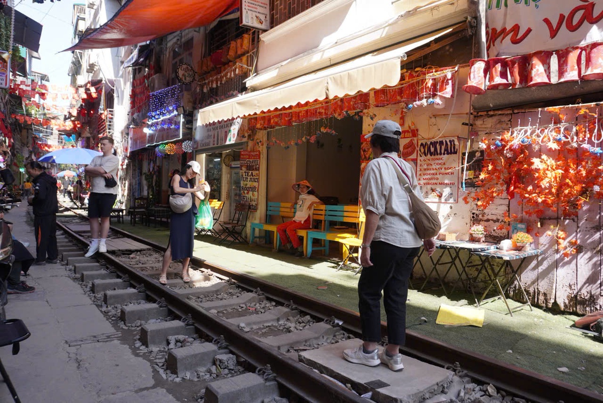 "Cà phê đường tàu" Hà Nội lộn xộn trở lại chỉ sau 48 giờ cơ quan chức năng ra quân xử lý- Ảnh 4.