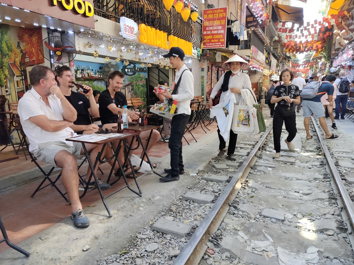 "Cà phê đường tàu" Hà Nội lộn xộn trở lại chỉ sau 48 giờ cơ quan chức năng ra quân xử lý- Ảnh 12.