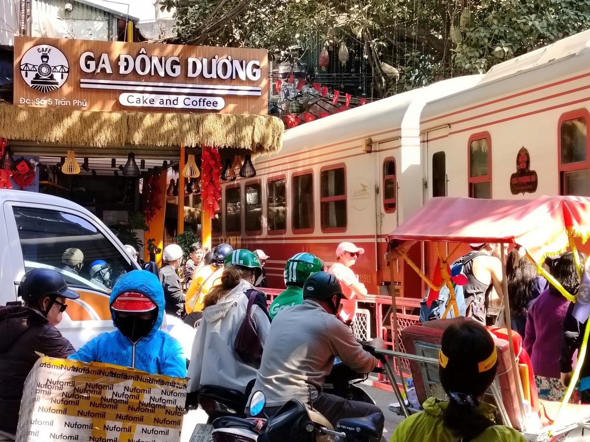 "Cà phê đường tàu" Hà Nội lộn xộn trở lại chỉ sau 48 giờ cơ quan chức năng ra quân xử lý- Ảnh 13.