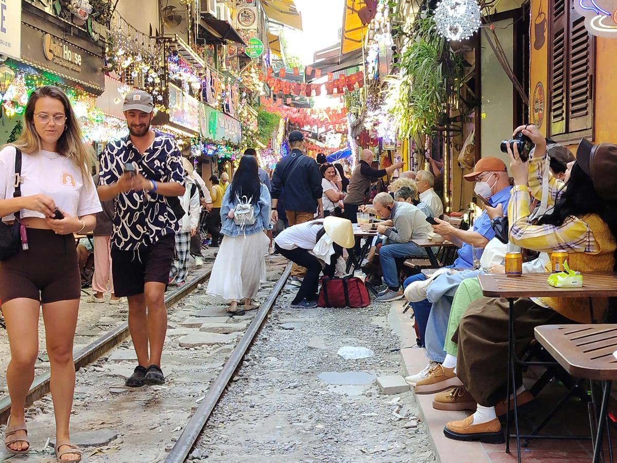 "Cà phê đường tàu" Hà Nội lộn xộn trở lại chỉ sau 48 giờ cơ quan chức năng ra quân xử lý- Ảnh 8.