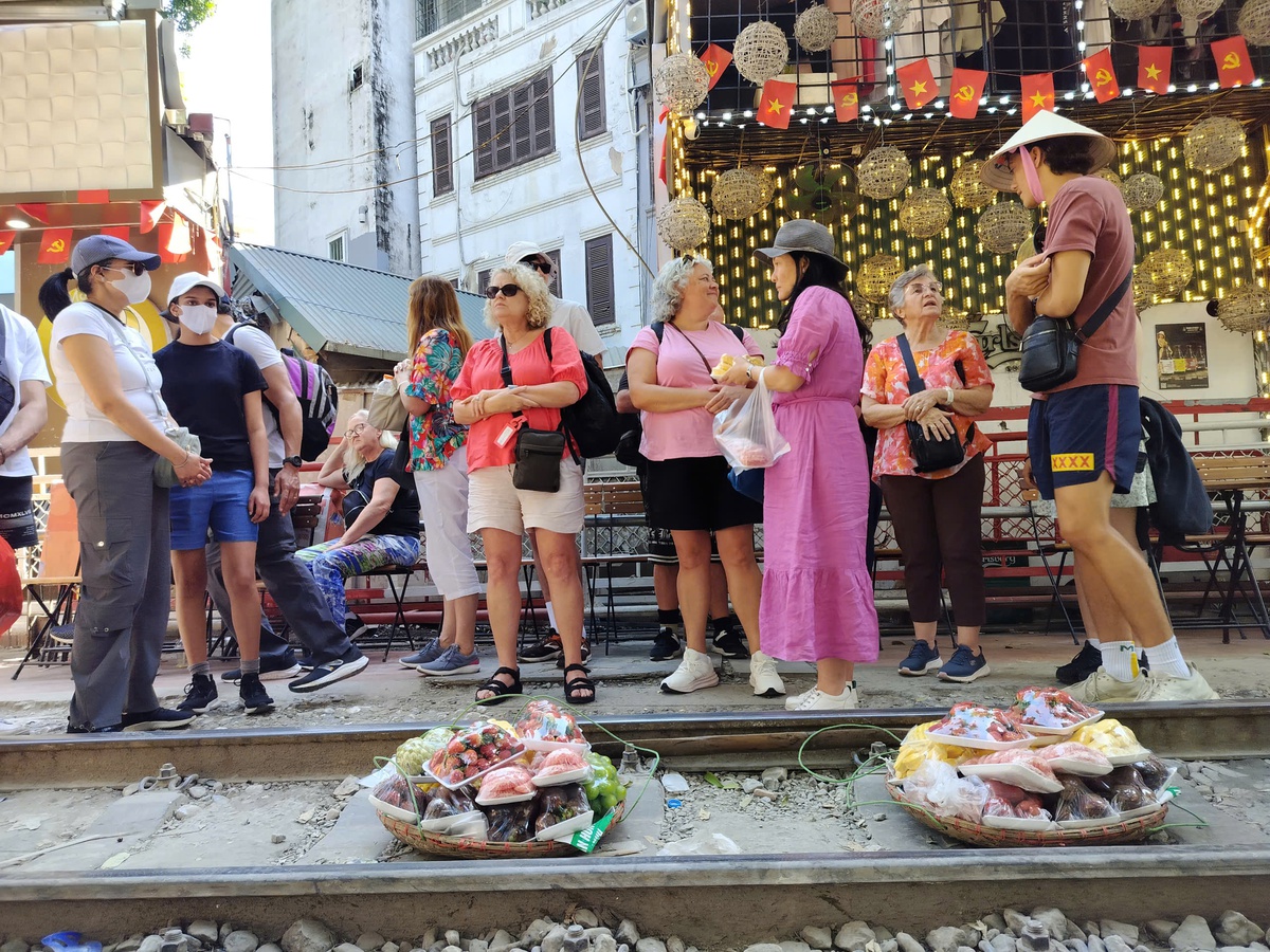 "Cà phê đường tàu" Hà Nội lộn xộn trở lại chỉ sau 48 giờ cơ quan chức năng ra quân xử lý- Ảnh 11.