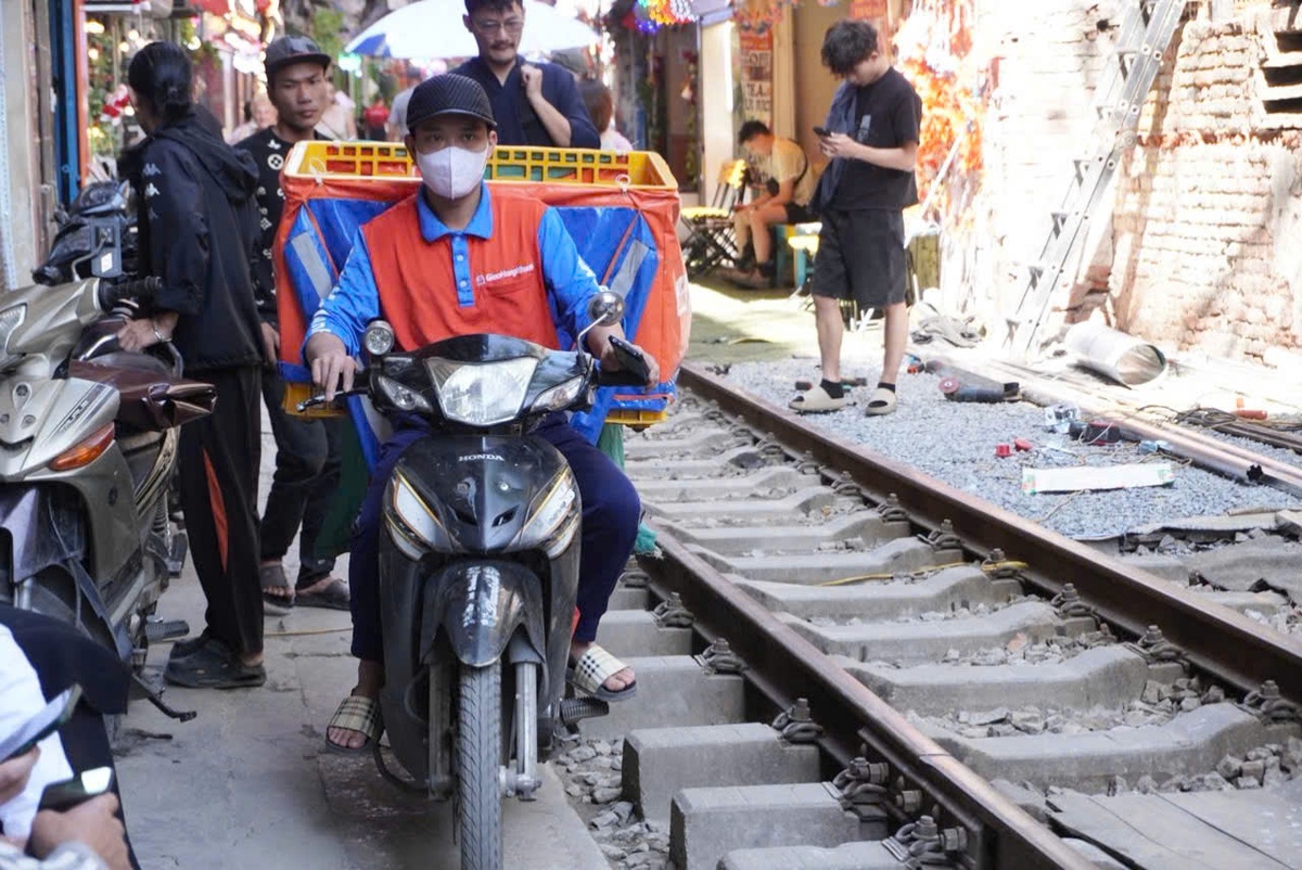 "Cà phê đường tàu" Hà Nội lộn xộn trở lại chỉ sau 48 giờ cơ quan chức năng ra quân xử lý- Ảnh 3.