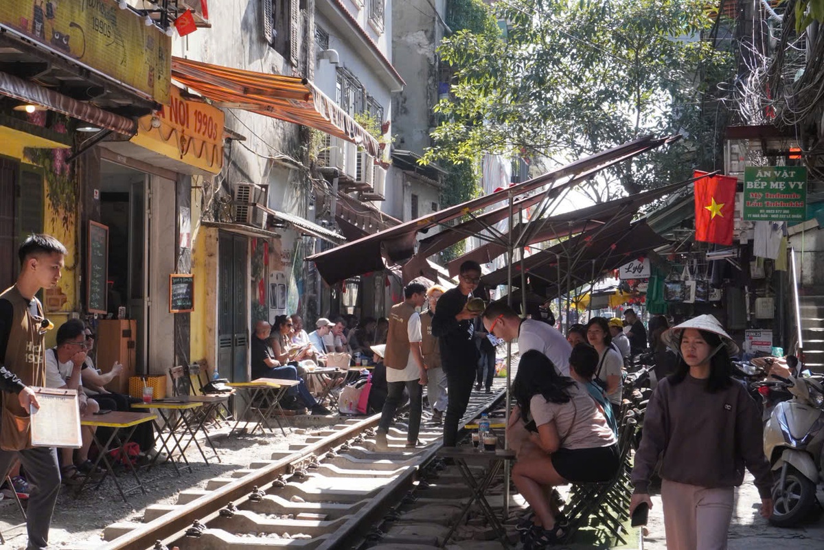 "Cà phê đường tàu" Hà Nội lộn xộn trở lại chỉ sau 48 giờ cơ quan chức năng ra quân xử lý- Ảnh 2.