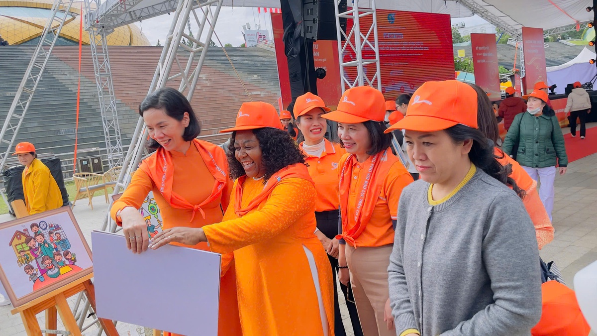 Những hình ảnh đẹp tại Lễ Mít tinh hưởng ứng Tháng Hành động vì bình đẳng giới năm 2025- Ảnh 15.