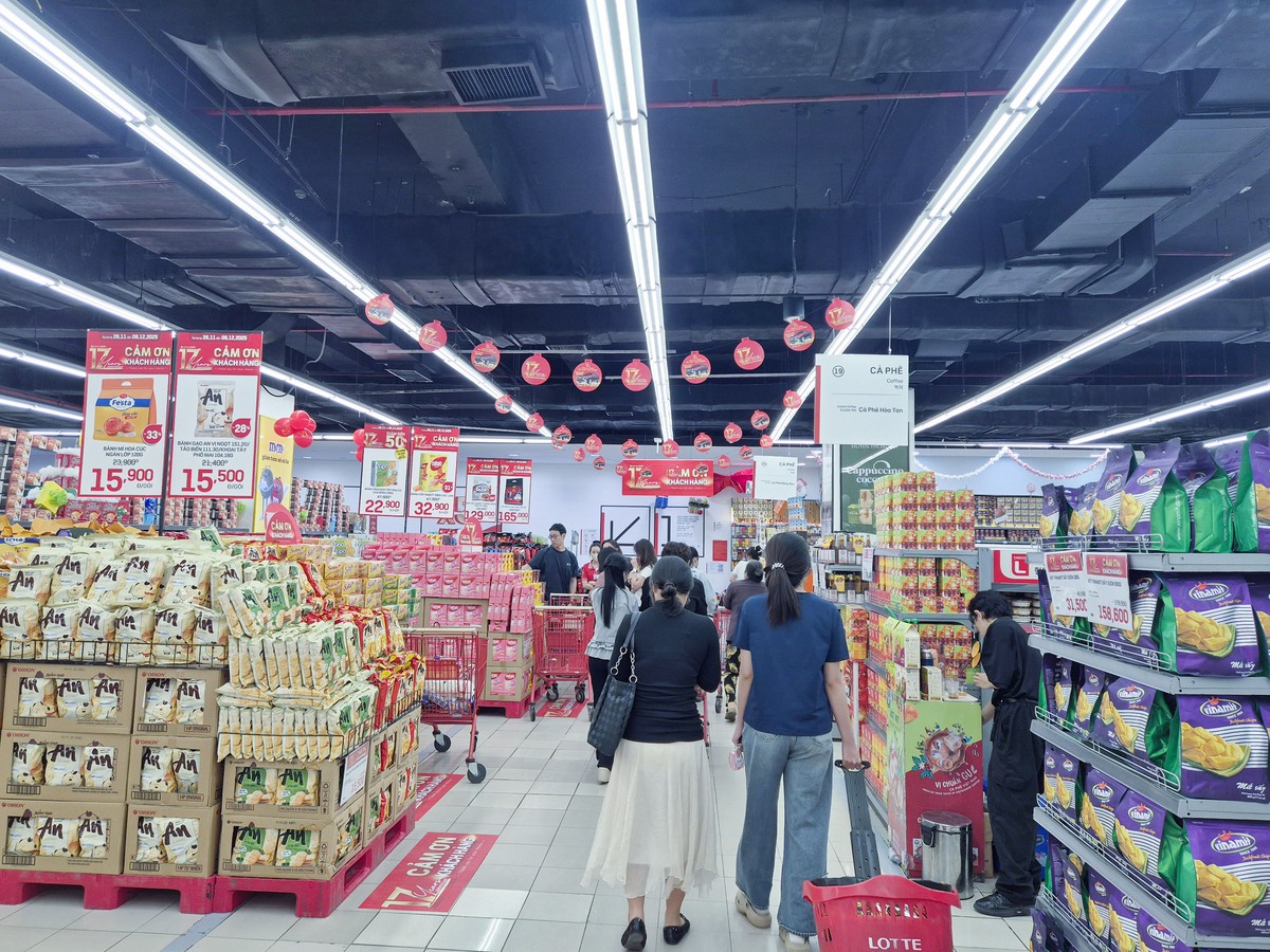 Sinh nhật LOTTE MART: Khách hàng tranh thủ mua sắm siêu tiết kiệm và thử vận may trúng ô tô- Ảnh 2. Sinh nhật LOTTE MART: Khách hàng tranh thủ mua sắm siêu tiết kiệm và thử vận may trúng ô tô- Ảnh 2.