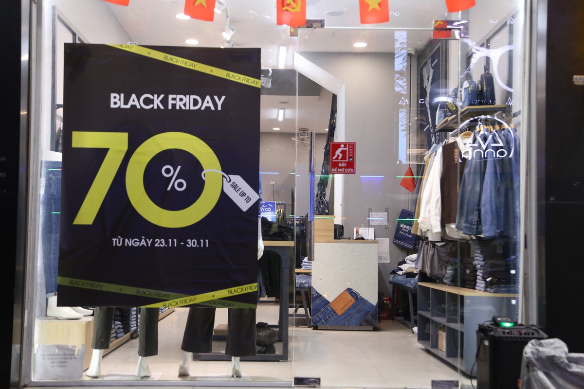Treo biển khuyến mại "khủng" ngày Black Friday, cửa hàng vẫn vắng bóng khách mua- Ảnh 7.