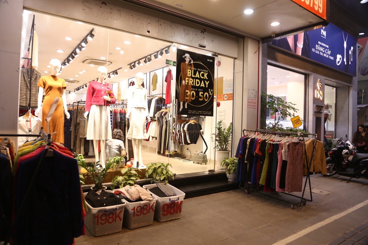 Treo biển khuyến mại "khủng" ngày Black Friday, cửa hàng vẫn vắng bóng khách mua- Ảnh 4.