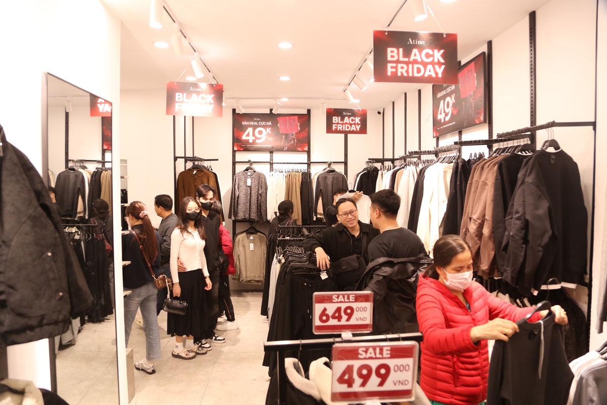 Treo biển khuyến mại "khủng" ngày Black Friday, cửa hàng vẫn vắng bóng khách mua- Ảnh 2.