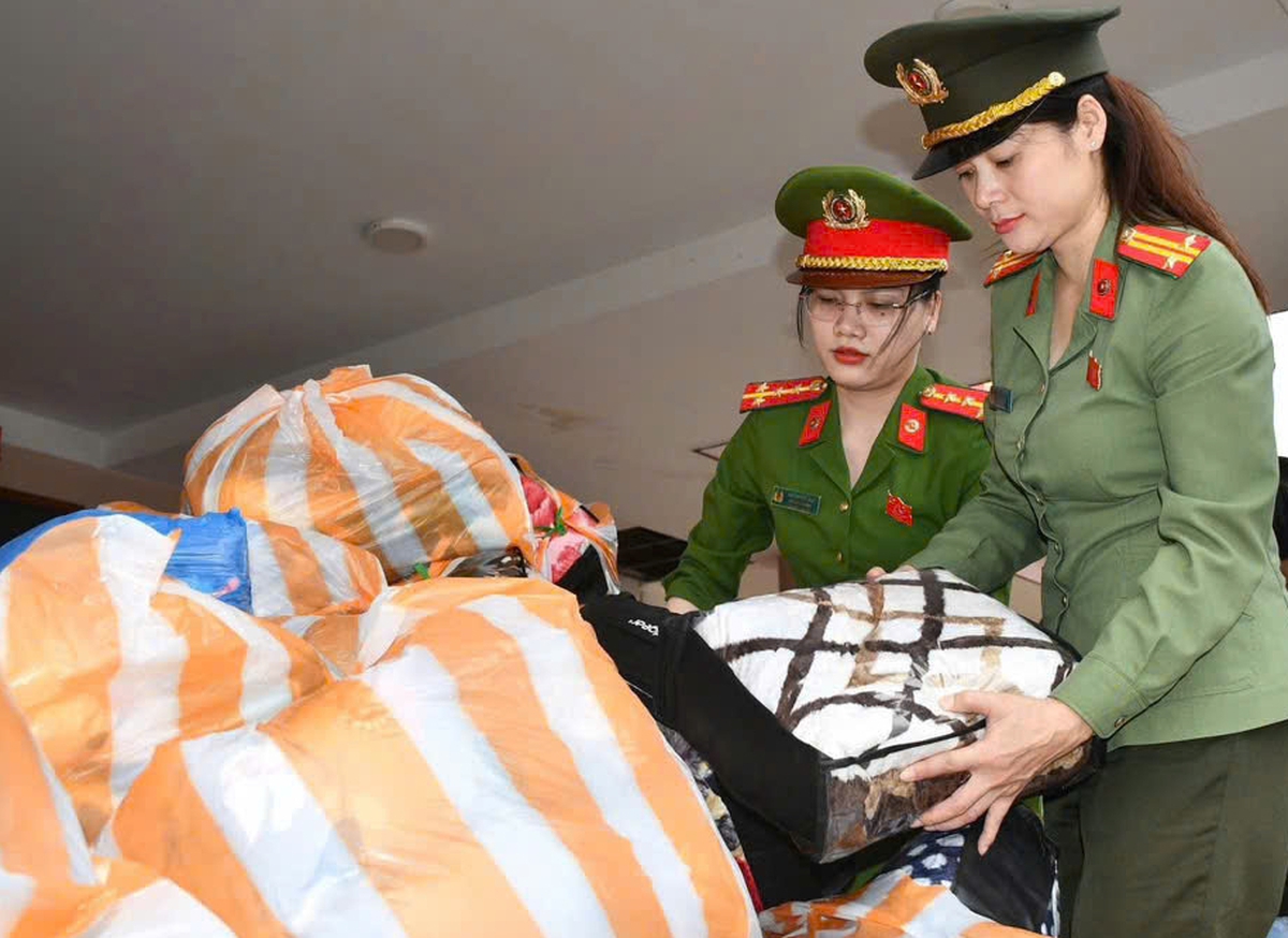 Phụ nữ Công an Đà Nẵng gửi nhiều phần quà thiết yếu  đến đồng bào vùng lũ- Ảnh 1.