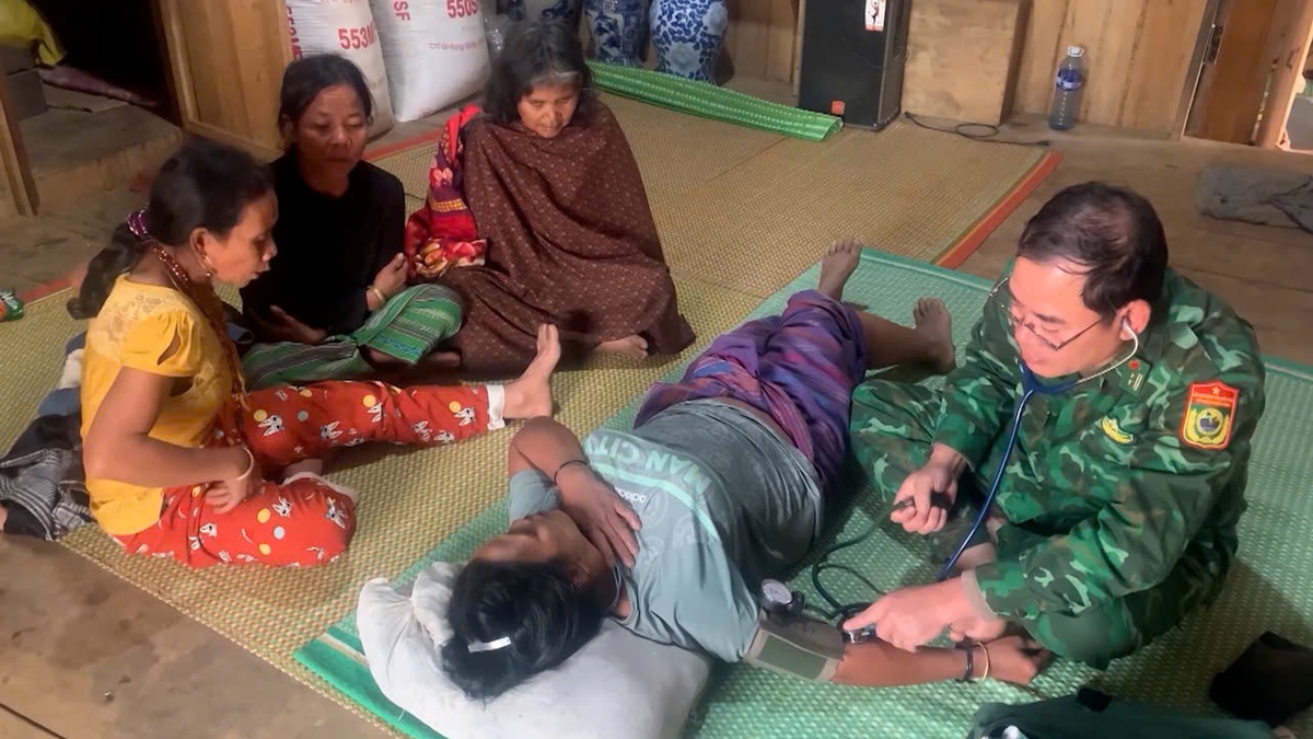 Bộ đội Biên phòng hỗ trợ người dân vùng lũ khắc phục hậu quả thiên tai- Ảnh 1.