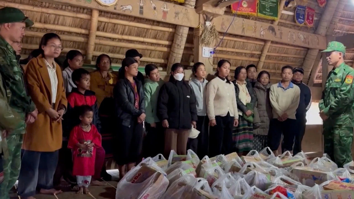 Bộ đội Biên phòng hỗ trợ người dân vùng lũ khắc phục hậu quả thiên tai- Ảnh 2.