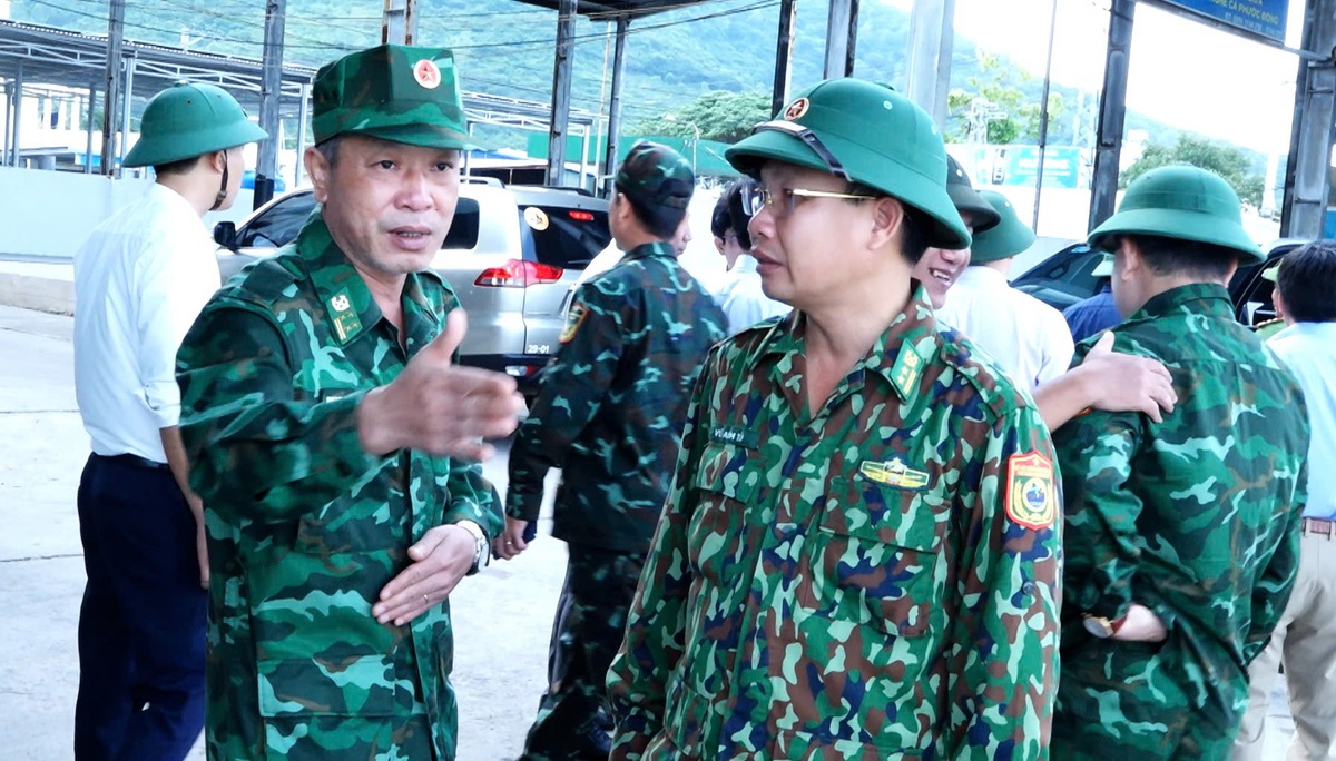 Bộ đội Biên phòng Khánh Hòa kêu gọi ngư dân thực hiện nghiêm lệnh cấm biển ứng phó bão số 15- Ảnh 1. Bộ đội Biên phòng Khánh Hòa kêu gọi ngư dân thực hiện nghiêm lệnh cấm biển ứng phó bão số 15- Ảnh 1.