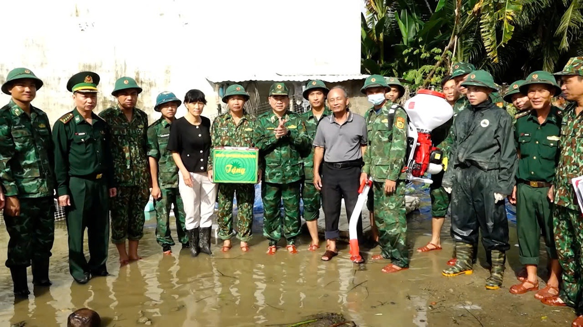 Bộ đội Biên phòng hỗ trợ người dân vùng lũ khắc phục hậu quả thiên tai- Ảnh 4.
