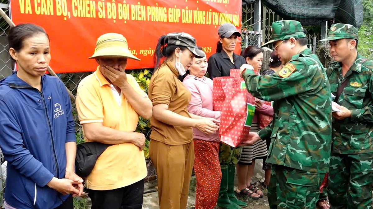 Bộ đội Biên phòng hỗ trợ người dân vùng lũ khắc phục hậu quả thiên tai- Ảnh 3.