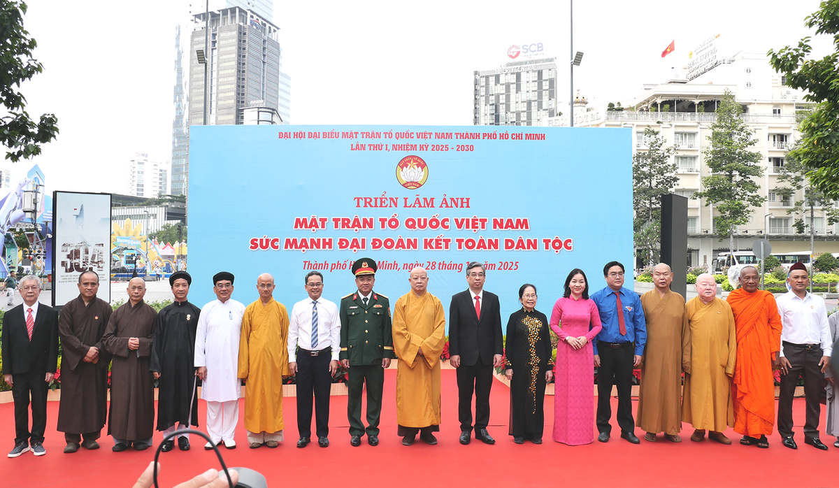 Đoàn đại biểu Đại hội MTTQ Việt Nam TPHCM dâng hoa tưởng nhớ Chủ tịch Hồ Chí Minh- Ảnh 5. Đoàn đại biểu Đại hội MTTQ Việt Nam TPHCM dâng hoa tưởng nhớ Chủ tịch Hồ Chí Minh- Ảnh 5.