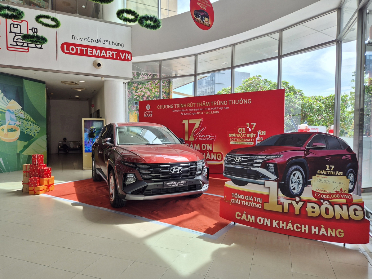 Sinh nhật LOTTE MART: Khách hàng tranh thủ mua sắm siêu tiết kiệm và thử vận may trúng ô tô- Ảnh 1. Sinh nhật LOTTE MART: Khách hàng tranh thủ mua sắm siêu tiết kiệm và thử vận may trúng ô tô- Ảnh 1.