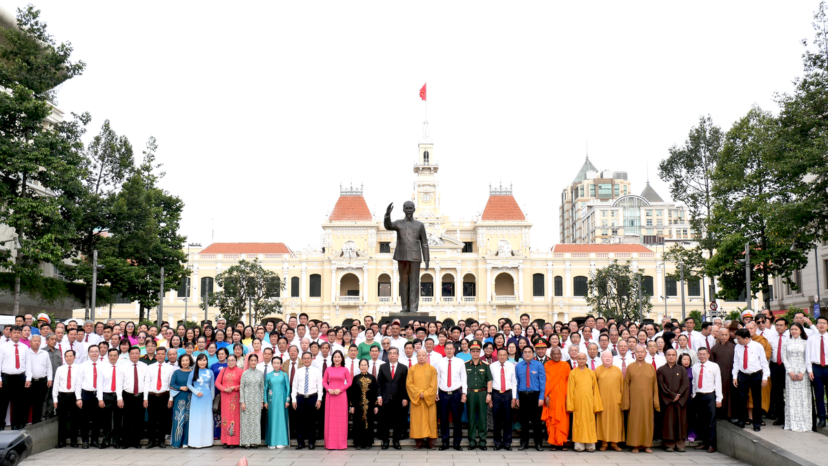 Đoàn đại biểu Đại hội MTTQ Việt Nam TPHCM dâng hoa tưởng nhớ Chủ tịch Hồ Chí Minh- Ảnh 2. Đoàn đại biểu Đại hội MTTQ Việt Nam TPHCM dâng hoa tưởng nhớ Chủ tịch Hồ Chí Minh- Ảnh 2.