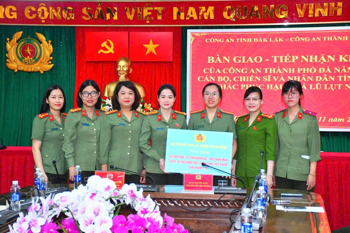 Phụ nữ Công an Đà Nẵng gửi nhiều phần quà thiết yếu  đến đồng bào vùng lũ- Ảnh 2.