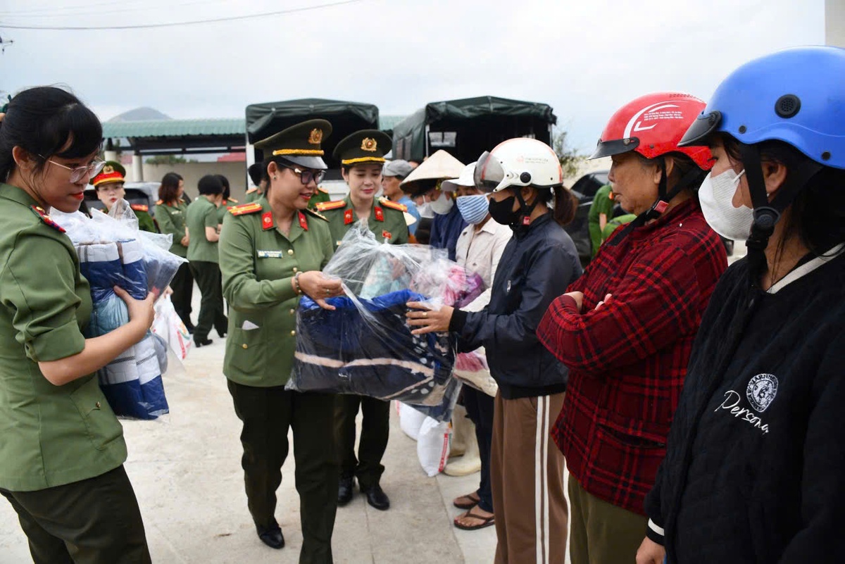Phụ nữ Công an Đà Nẵng gửi nhiều phần quà thiết yếu  đến đồng bào vùng lũ- Ảnh 3.