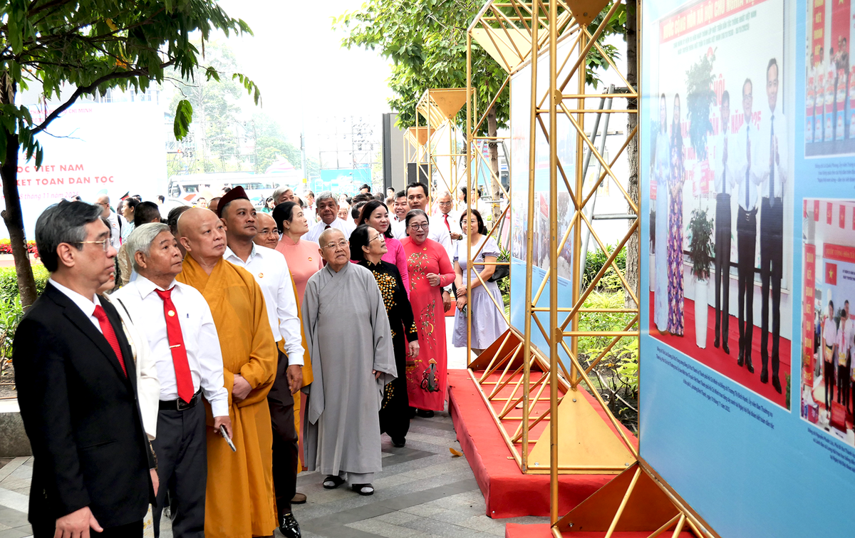 Đoàn đại biểu Đại hội MTTQ Việt Nam TPHCM dâng hoa tưởng nhớ Chủ tịch Hồ Chí Minh- Ảnh 6. Đoàn đại biểu Đại hội MTTQ Việt Nam TPHCM dâng hoa tưởng nhớ Chủ tịch Hồ Chí Minh- Ảnh 6.