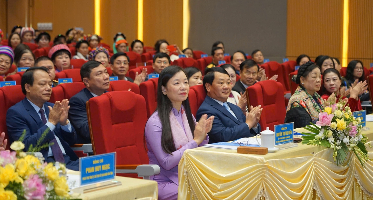 Xây dựng người phụ nữ Tuyên Quang thời đại mới
có tri thức, bản lĩnh và khát vọng vươn lên- Ảnh 1. Xây dựng người phụ nữ Tuyên Quang thời đại mới
có tri thức, bản lĩnh và khát vọng vươn lên- Ảnh 1.