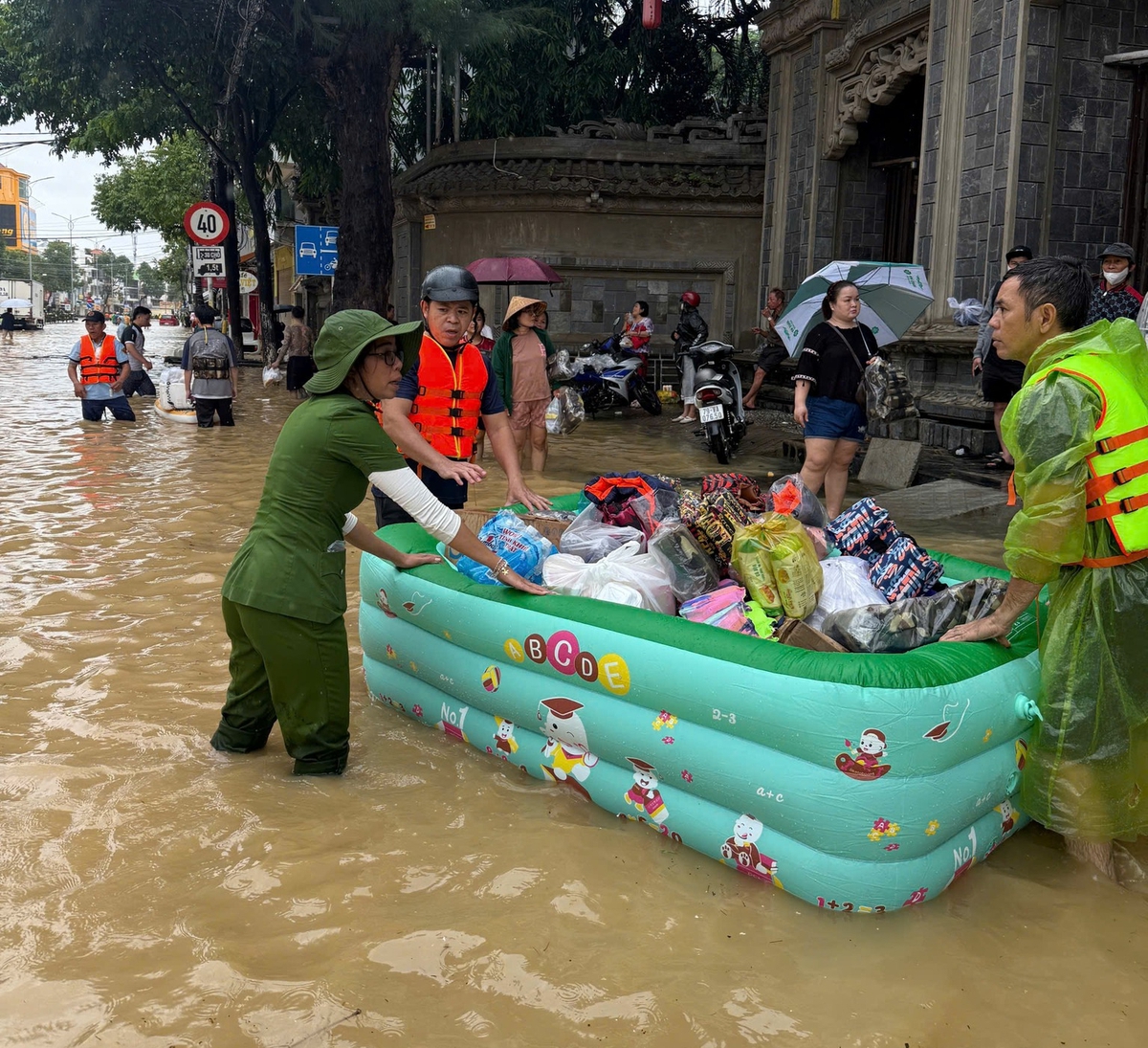 Phụ nữ Công an Khánh Hòa vận động, tiếp nhận gần 30 tấn hàng hỗ trợ người dân vùng lũ- Ảnh 4. Phụ nữ Công an Khánh Hòa vận động, tiếp nhận gần 30 tấn hàng hỗ trợ người dân vùng lũ- Ảnh 4.