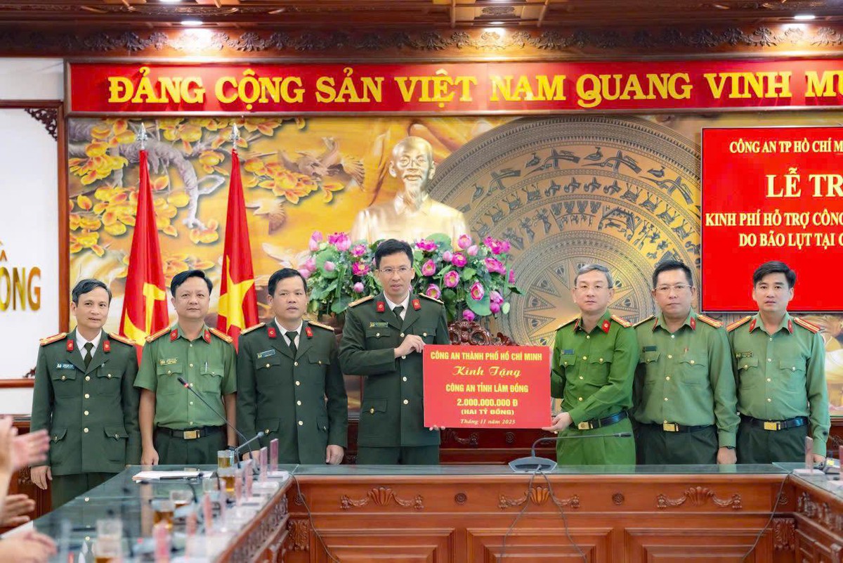 Công an TPHCM kịp thời hỗ trợ vật chất và nhu yếu phẩm cho người dân vùng lũ- Ảnh 1.