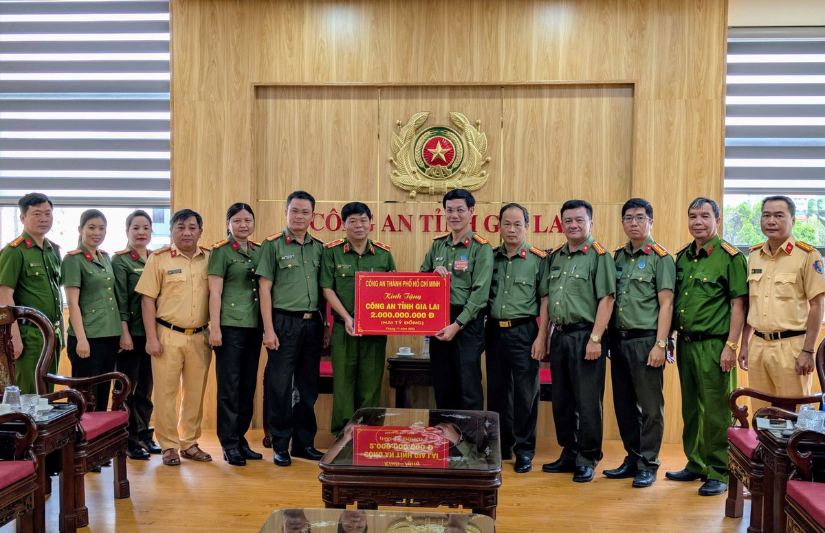 Công an TPHCM kịp thời hỗ trợ vật chất và nhu yếu phẩm cho người dân vùng lũ- Ảnh 2.