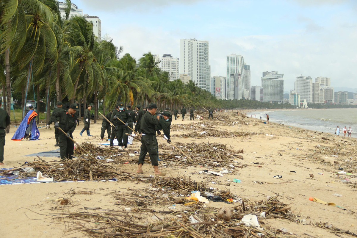 Công an TPHCM kịp thời hỗ trợ vật chất và nhu yếu phẩm cho người dân vùng lũ- Ảnh 4.