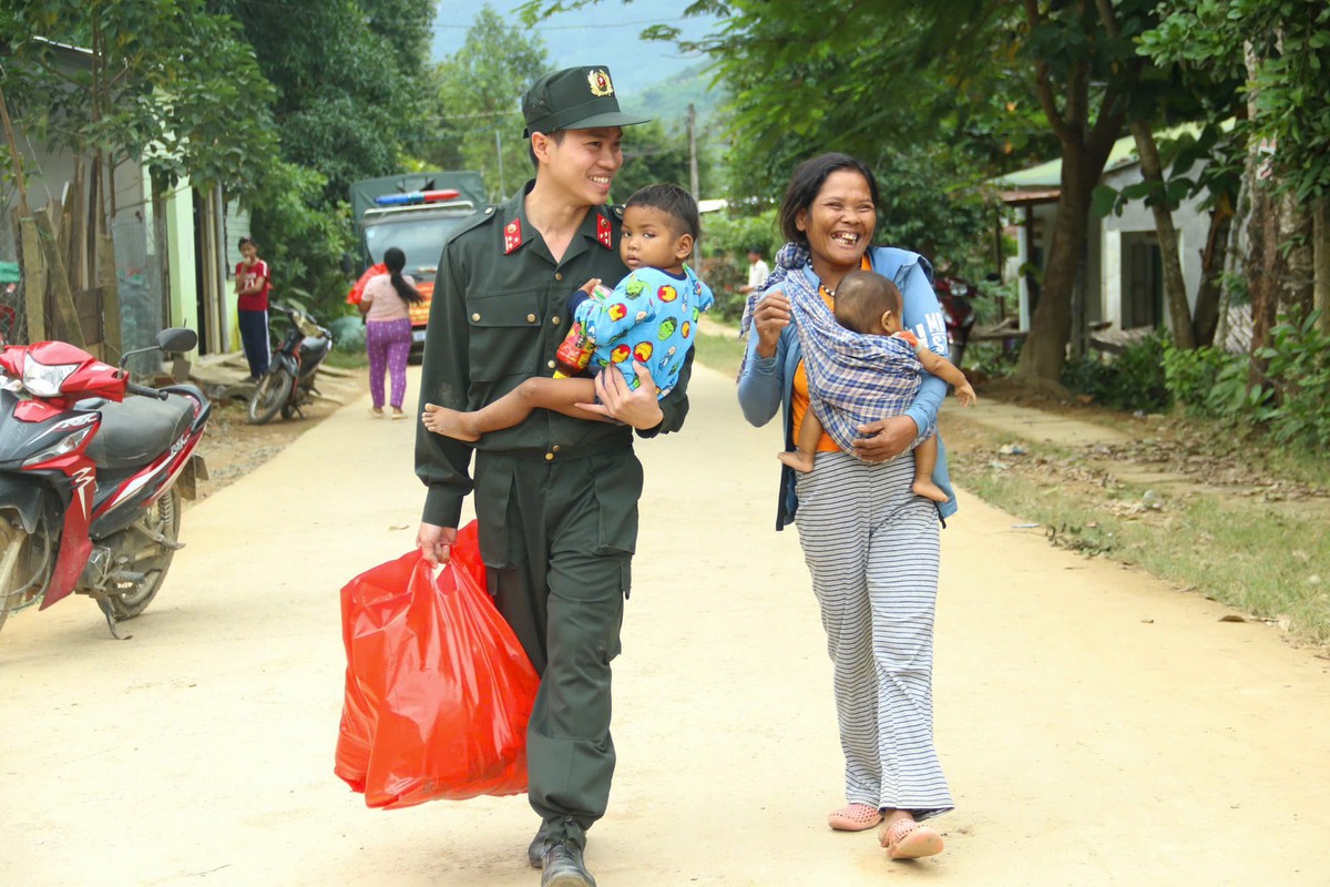Công an TPHCM kịp thời hỗ trợ vật chất và nhu yếu phẩm cho người dân vùng lũ- Ảnh 5.
