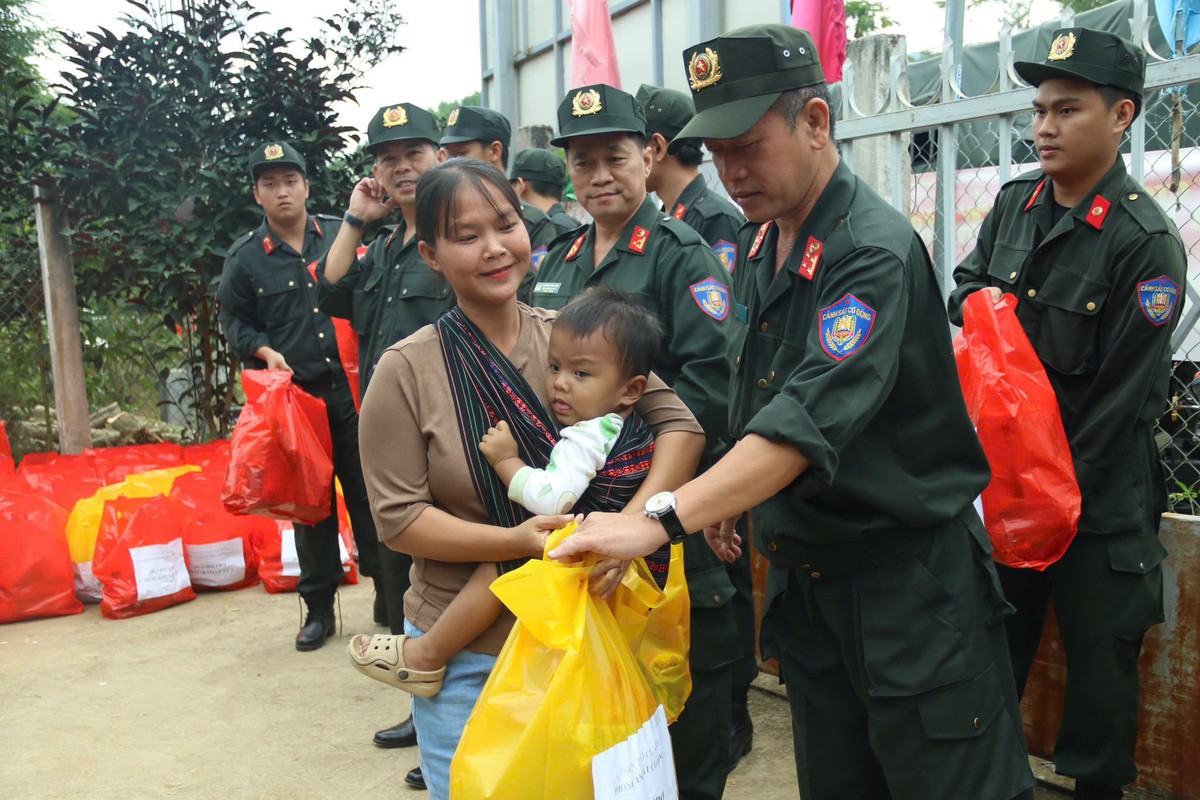 Công an TPHCM kịp thời hỗ trợ vật chất và nhu yếu phẩm cho người dân vùng lũ- Ảnh 6.