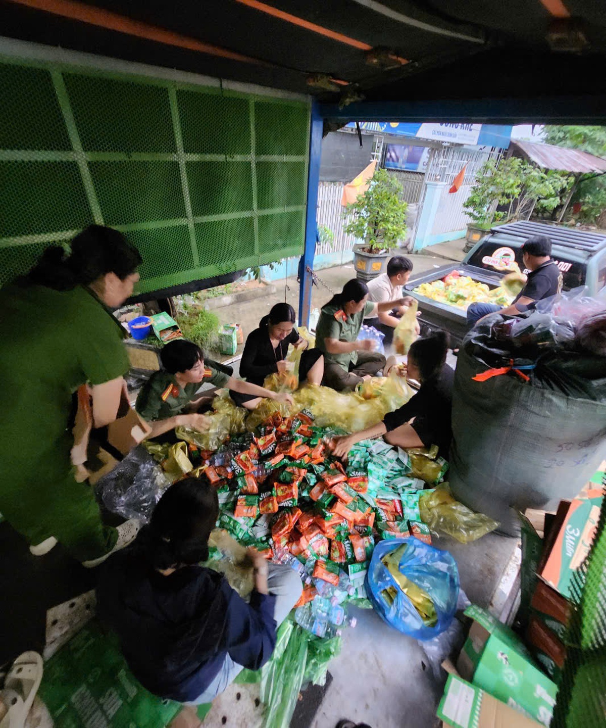 Phụ nữ Công an Khánh Hòa vận động, tiếp nhận gần 30 tấn hàng hỗ trợ người dân vùng lũ- Ảnh 1. Phụ nữ Công an Khánh Hòa vận động, tiếp nhận gần 30 tấn hàng hỗ trợ người dân vùng lũ- Ảnh 1.