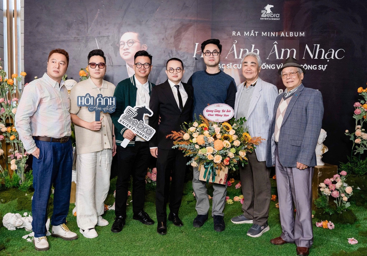 NSND Quang Thọ (thứ 2 từ phải sang) chúc mừng nhạc sĩ Cường Tống ra mắt "Hồi ảnh âm nhạc"