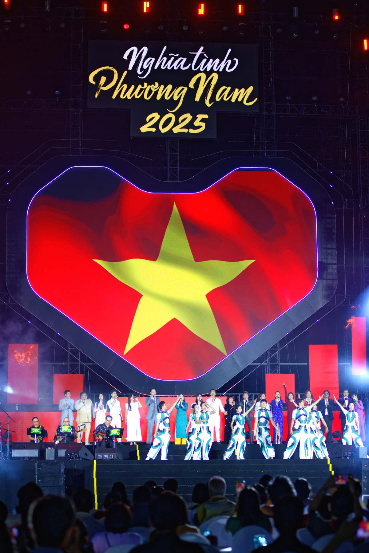 Đêm nhạc Nghĩa Tình Phương Nam tiếp tục khẳng định tinh thần tương thân tương ái mạnh mẽ mà người dân TPHCM dành cho đồng bào miền Trung Đêm nhạc Nghĩa Tình Phương Nam tiếp tục khẳng định tinh thần tương thân tương ái mạnh mẽ mà người dân TPHCM dành cho đồng bào miền Trung